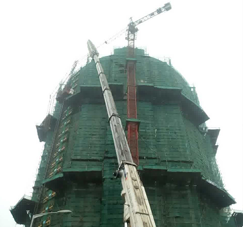 连云港吊车在工地上作业